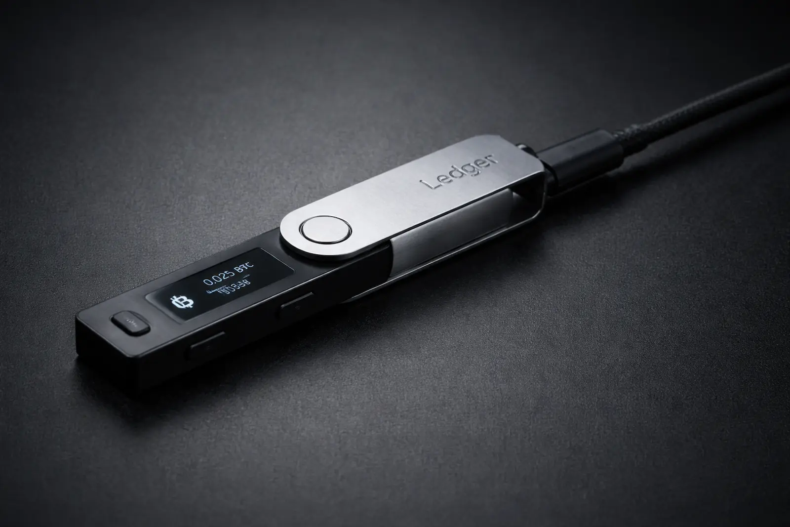 Ledger Hardware Wallet auf dunklem Hintergrund – sichere Selbstverwahrung von Kryptowährungen