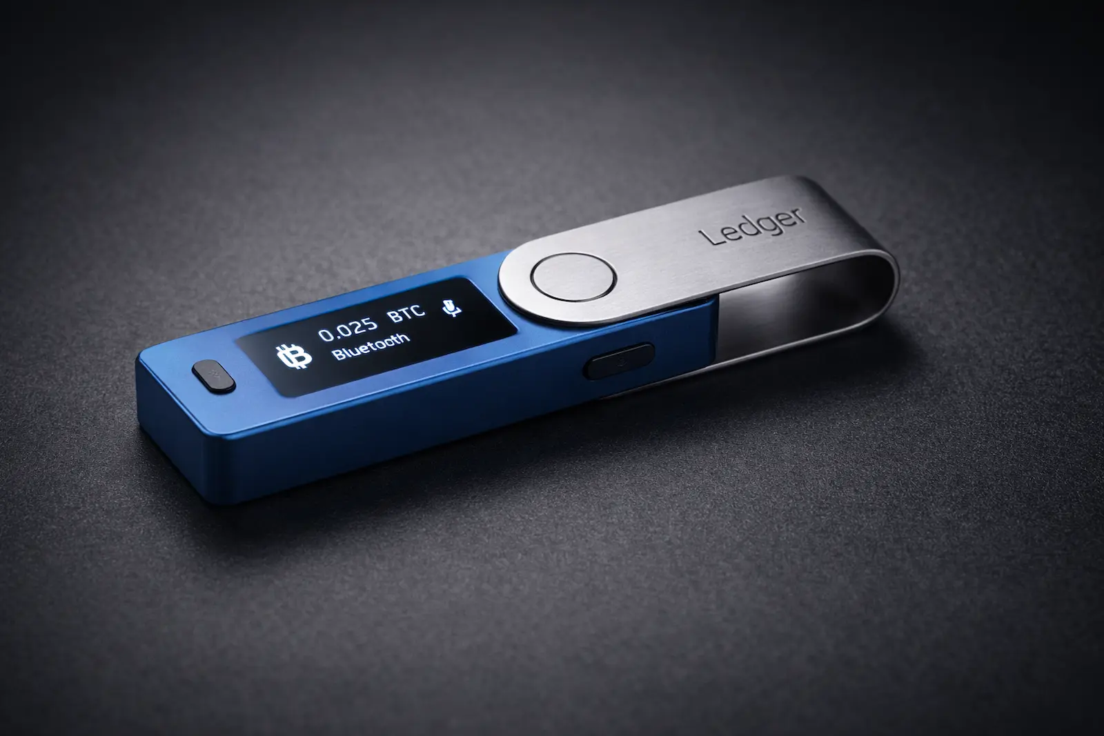 Blaues Ledger Nano X Hardware Wallet auf dunklem Hintergrund – sichere mobile Self-Custody für Kryptowährungen