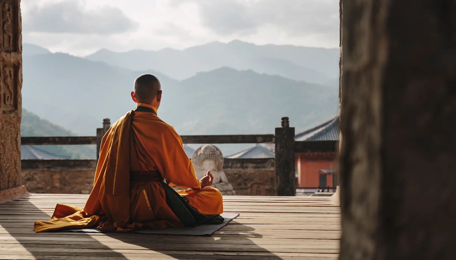 Hero-Bild zur Buchvorstellung „Der Millionär und der Mönch“ mit Mönch im Kloster und asiatischer Zen-Symbolik