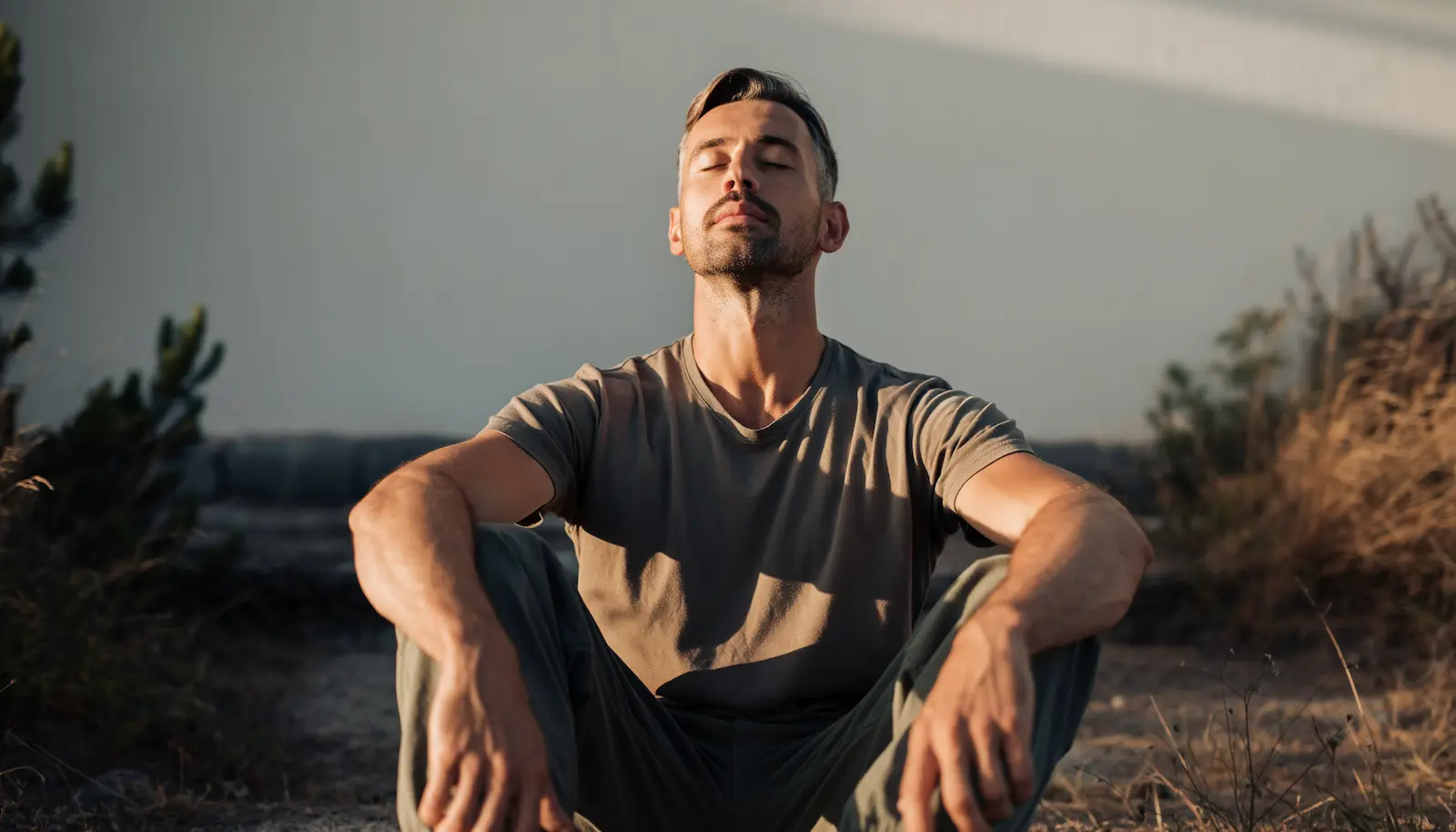 Person sitzt ruhig in Meditationshaltung und findet innere Ruhe