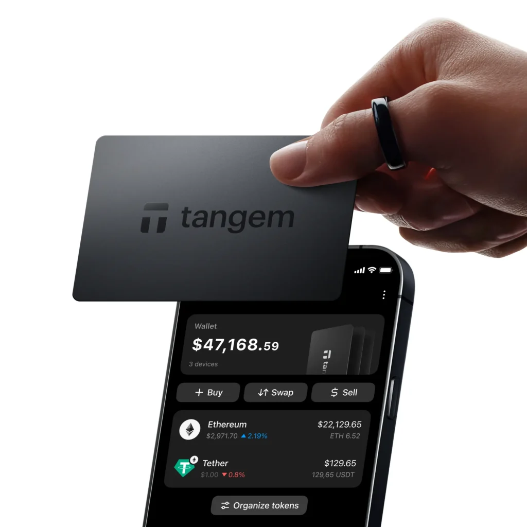 Tangem Karte wird per NFC an ein Smartphone gehalten beim Einrichten des Tangem Wallet