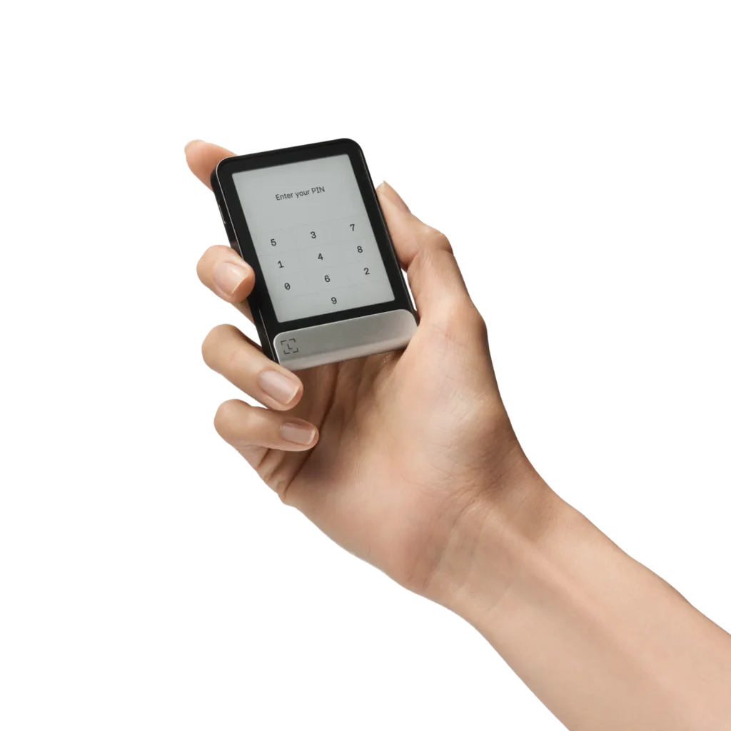 Ledger Flex bei der PIN Eingabe in der Hand