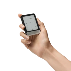 Ledger Flex bei der PIN Eingabe in der Hand